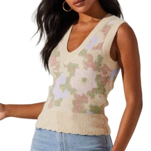 ASTR Floral Sweater Vest In Lilac L - Picture 5 of 8